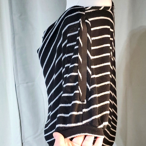 🆑️striped cowl neck cold shoulder top - Picture 3 of 4